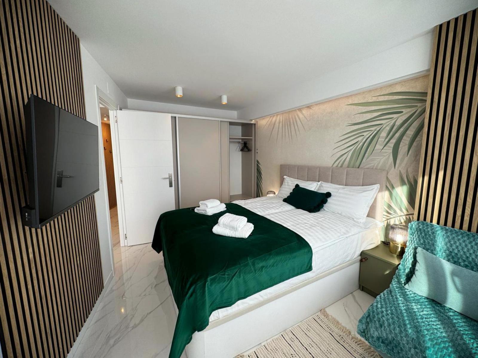 G. Luxury Apartment *